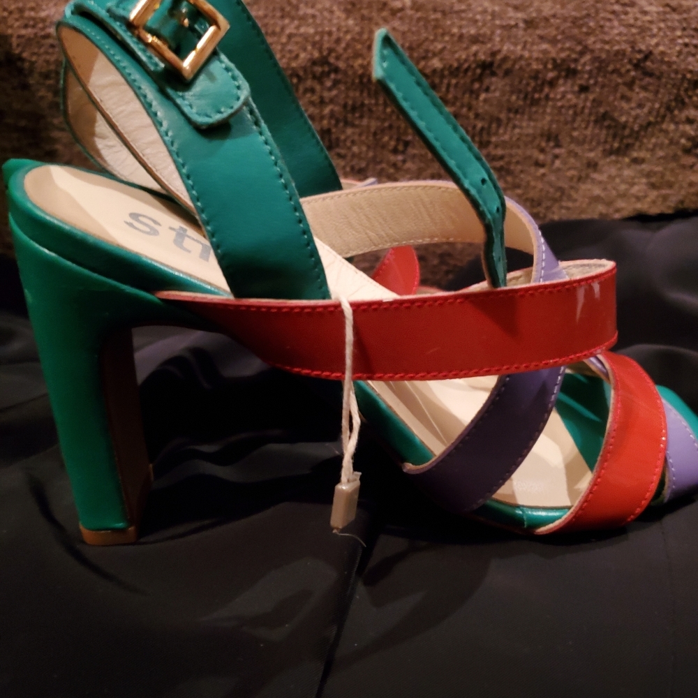 NIB Stiu sandals